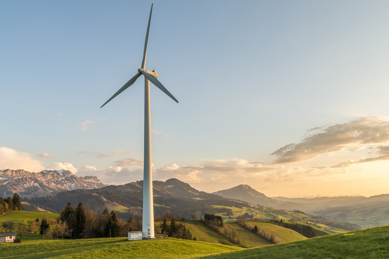 Windkraftrad in Alpenlandschaft